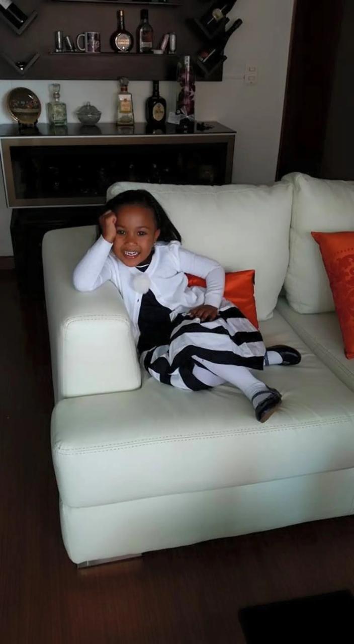 Ana Isabella de niña en un sofá blanco