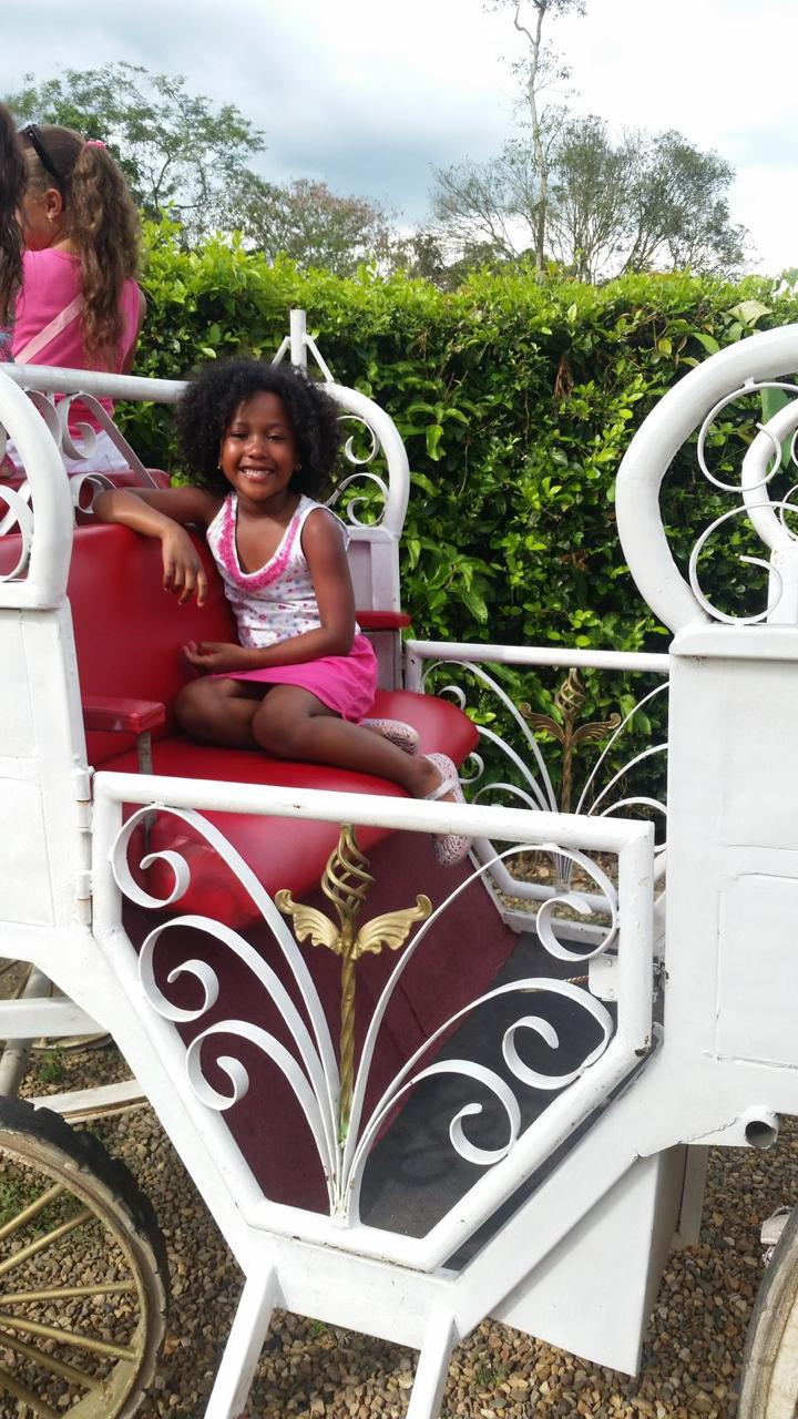 Ana Isabella de niña en un carruaje blanco