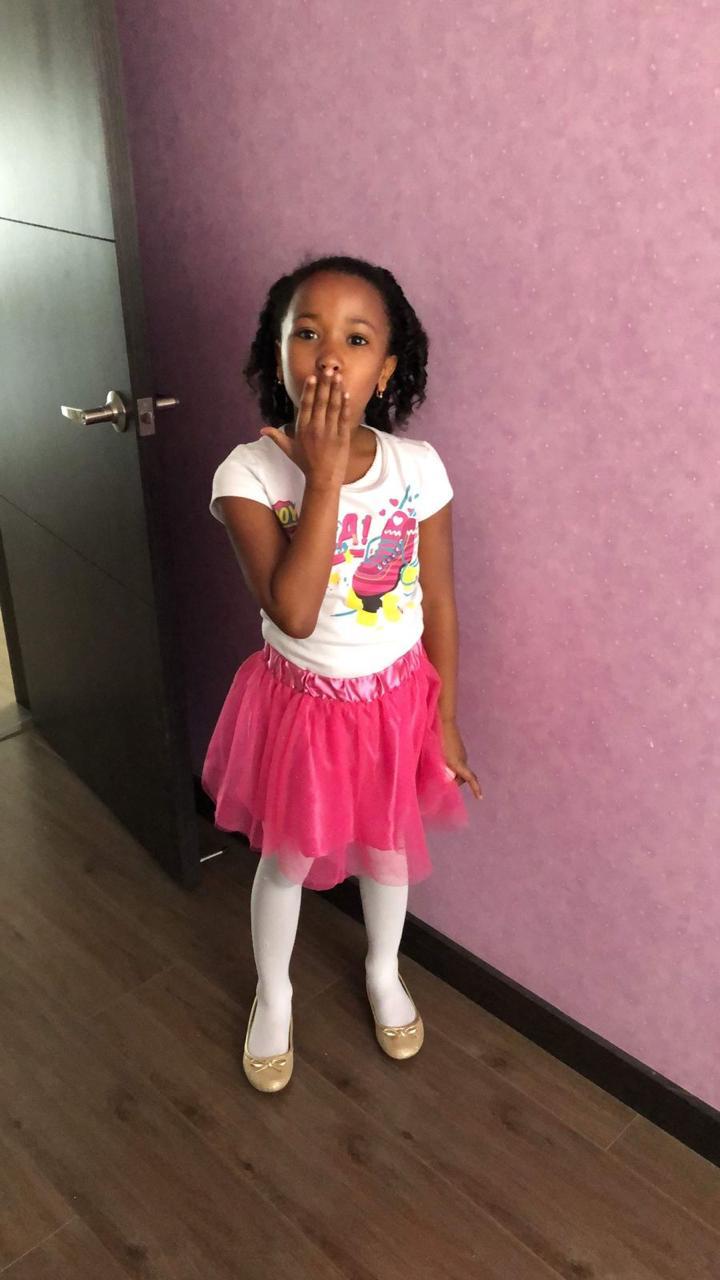 Ana Isabella de niña con falda rosada