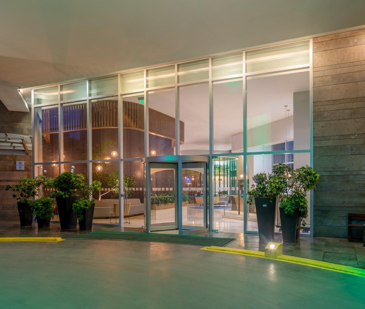 Entrada iluminada del hotel