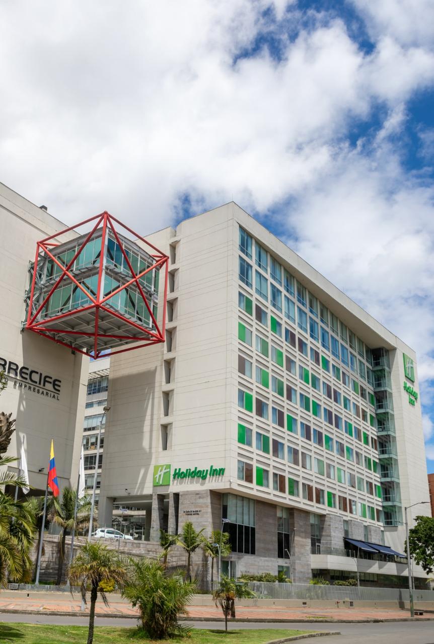Fachada de día del Holiday Inn Bogotá Airport
